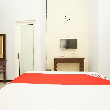 Oyo 282 Putri Utari Residence Malang Exterior photo