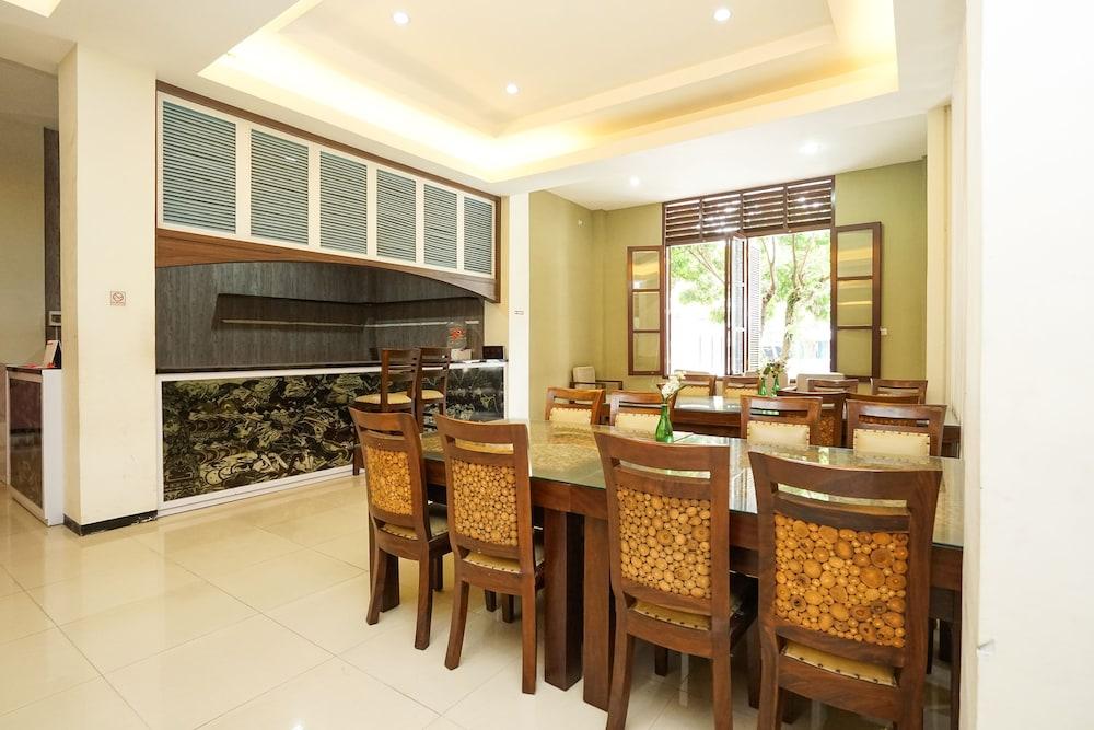 Oyo 282 Putri Utari Residence Malang Exterior photo