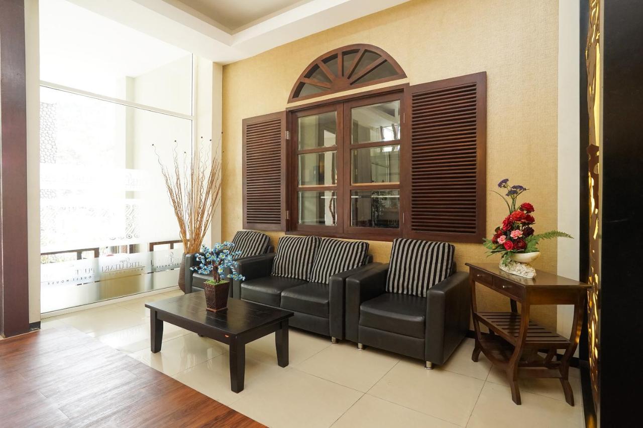 Oyo 282 Putri Utari Residence Malang Exterior photo