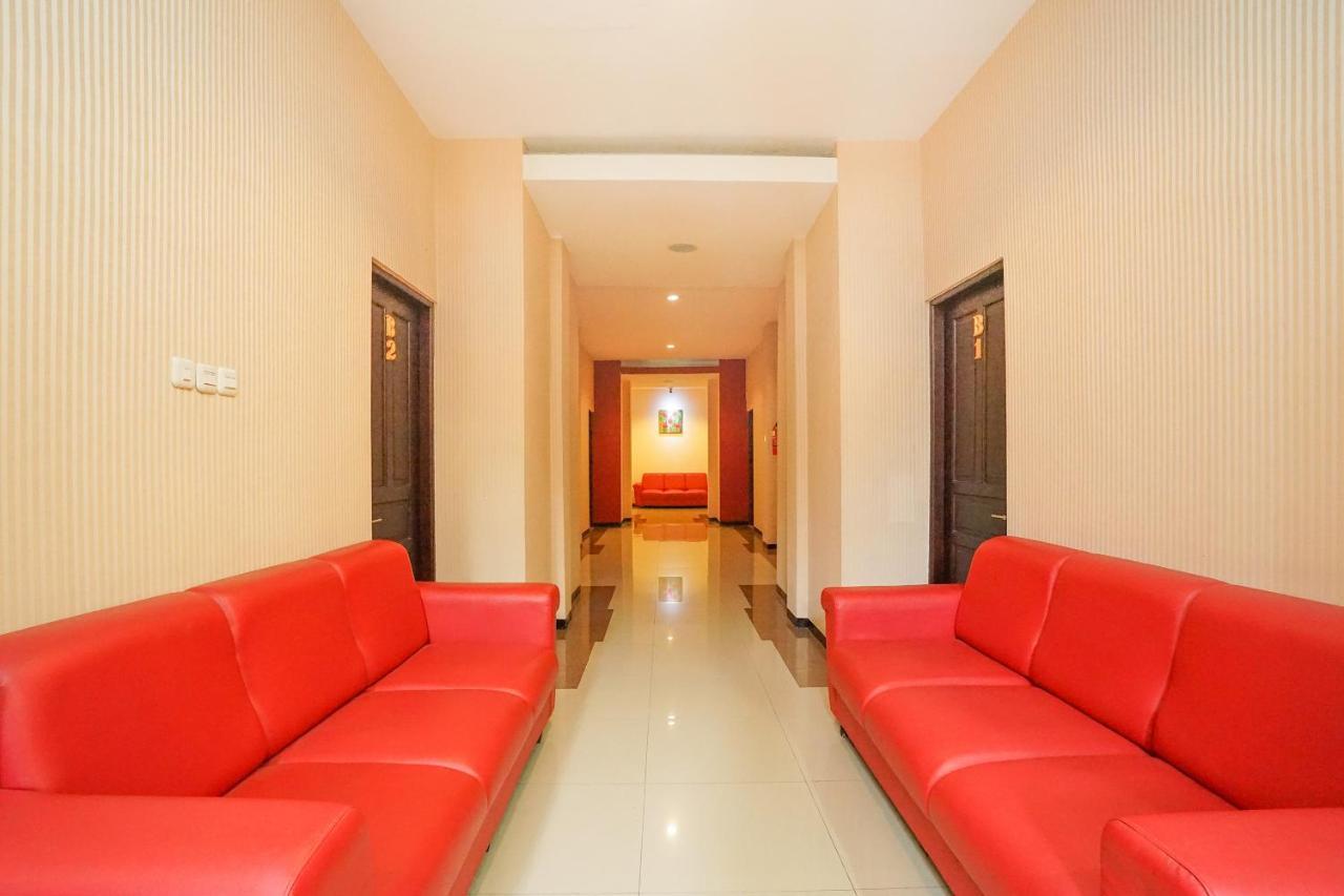 Oyo 282 Putri Utari Residence Malang Exterior photo