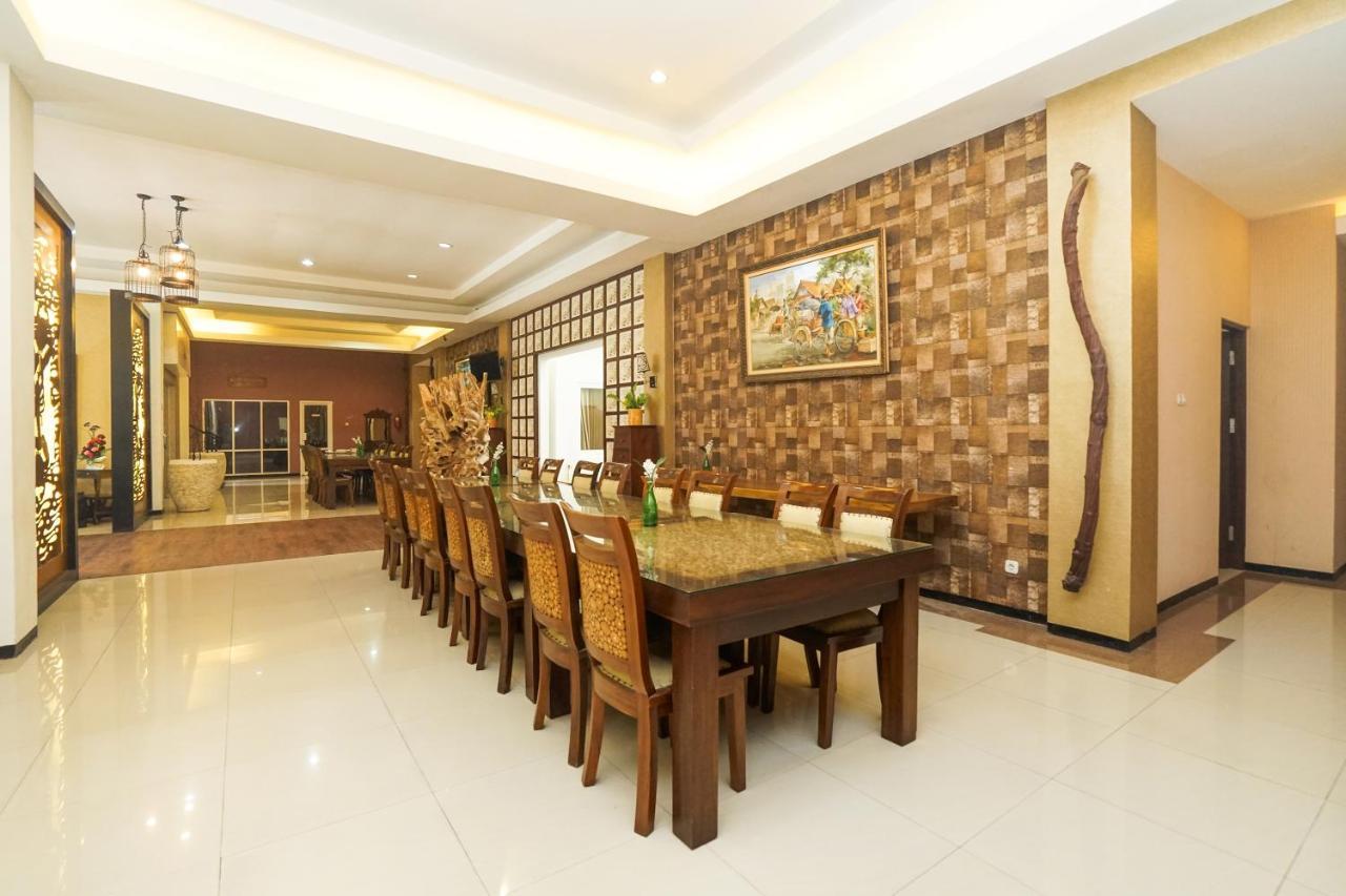 Oyo 282 Putri Utari Residence Malang Exterior photo