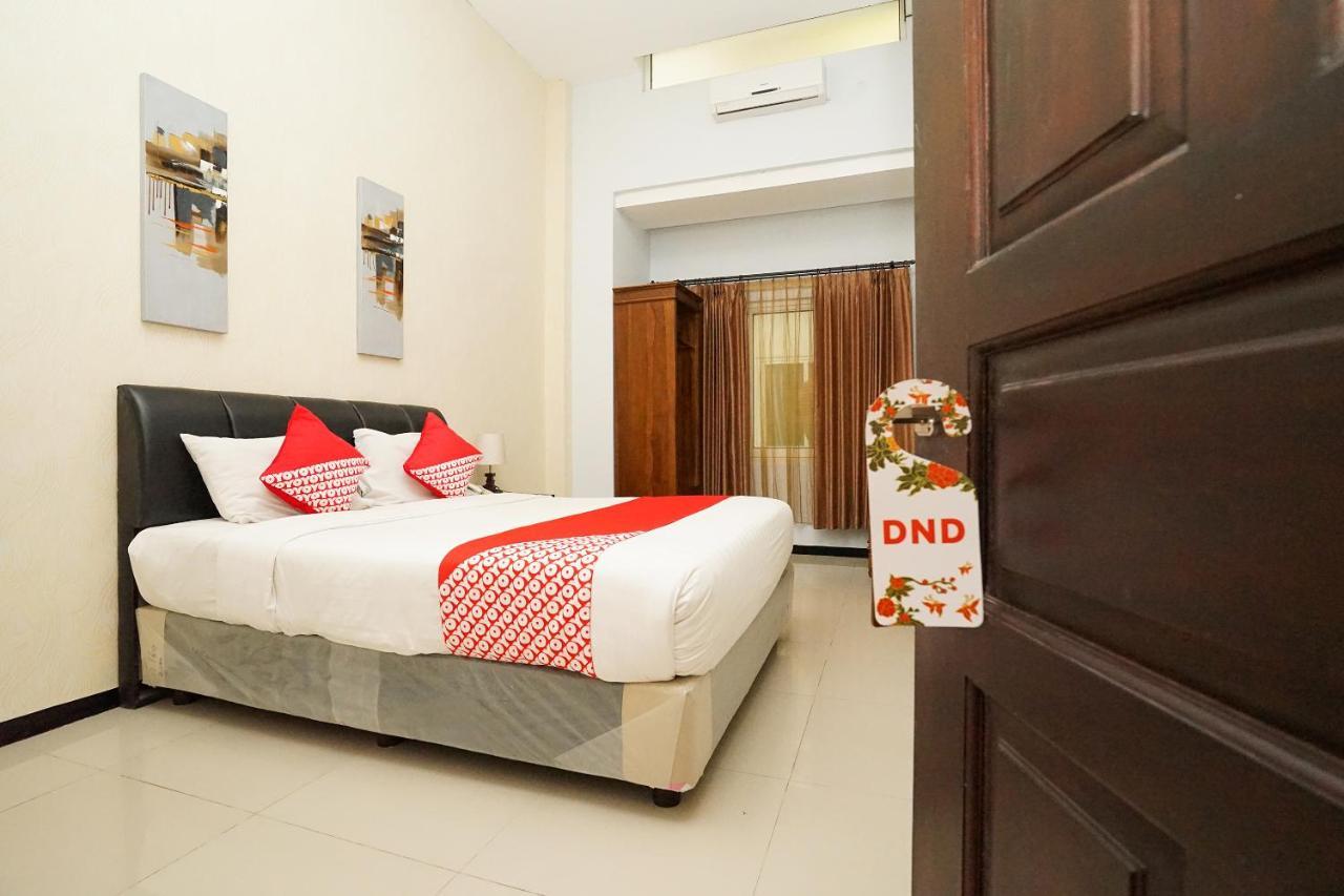 Oyo 282 Putri Utari Residence Malang Exterior photo