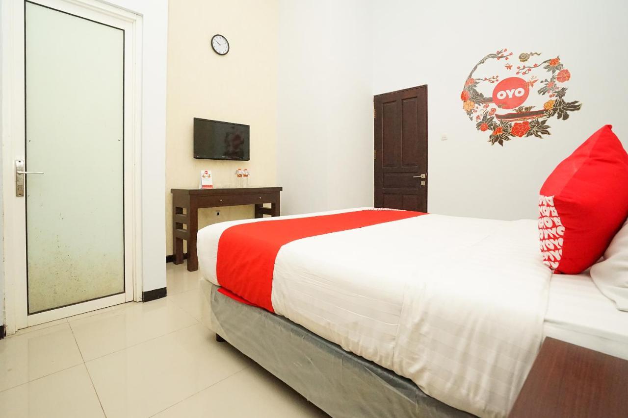 Oyo 282 Putri Utari Residence Malang Exterior photo