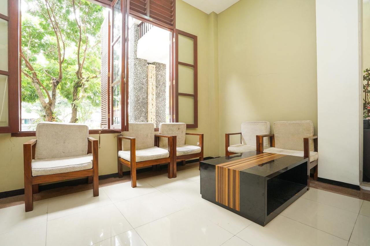 Oyo 282 Putri Utari Residence Malang Exterior photo