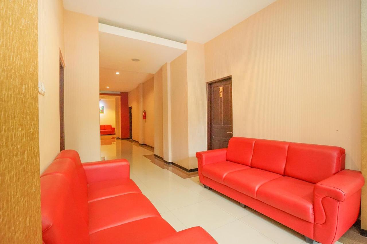 Oyo 282 Putri Utari Residence Malang Exterior photo