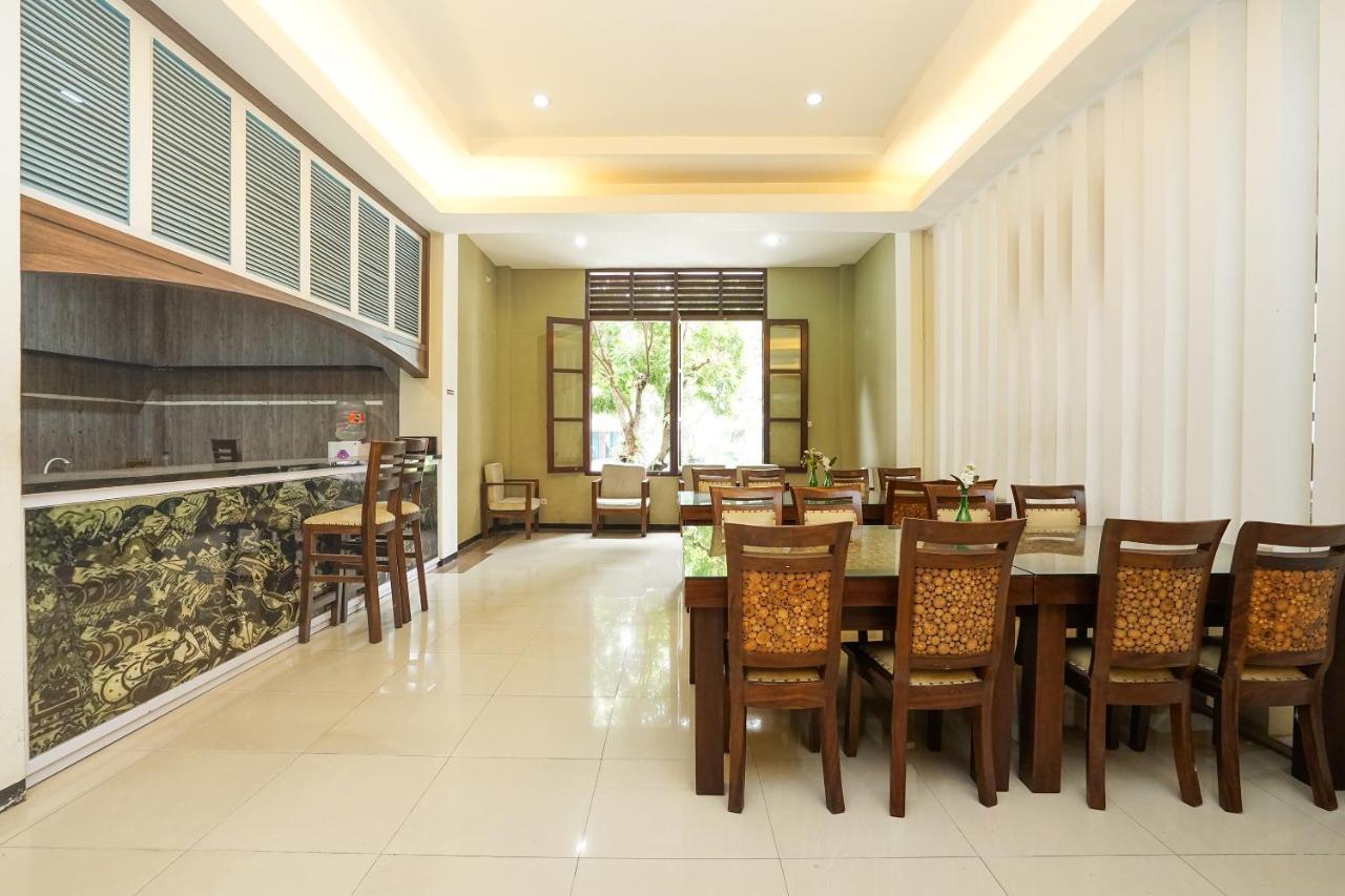 Oyo 282 Putri Utari Residence Malang Exterior photo