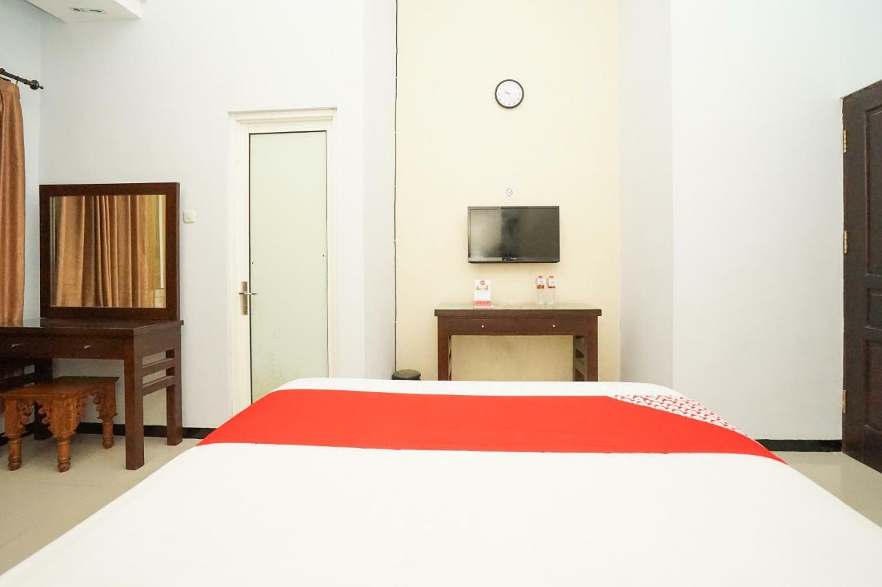 Oyo 282 Putri Utari Residence Malang Exterior photo